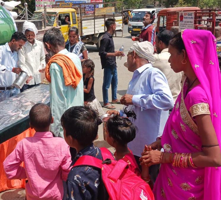 शहर के परमठ मंदिर में सुंदरकांड का पाठ करते श्रद्धालु । संवाद शहर के परमठ मंदिर में सुंदरकांड का पाठ करते श्रद्धालु । संवाद