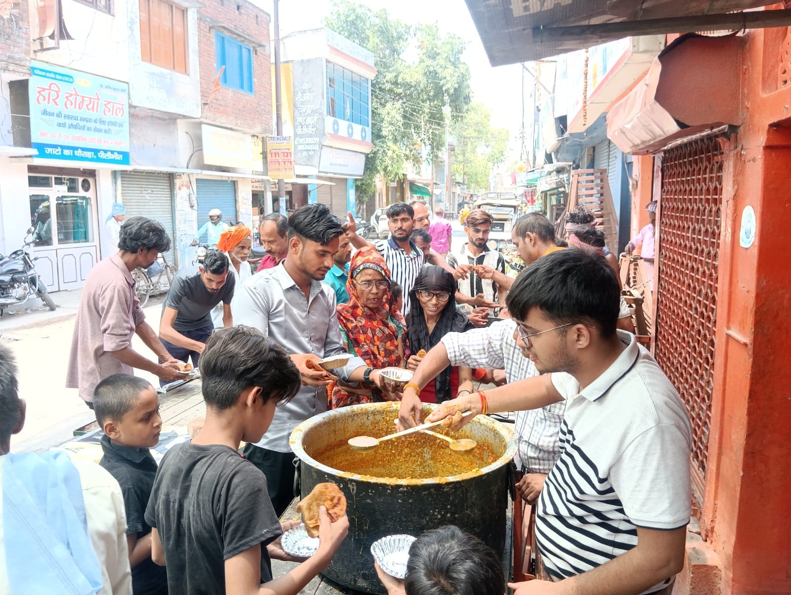 शहर के परमठ मंदिर में सुंदरकांड का पाठ करते श्रद्धालु । संवाद शहर के परमठ मंदिर में सुंदरकांड का पाठ करते श्रद्धालु । संवाद