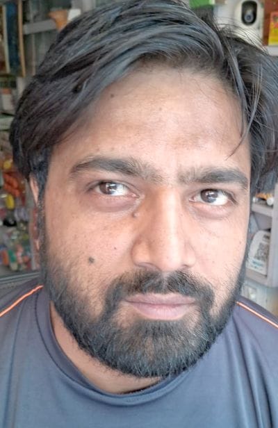 उसहैत के वार्ड नंबर 11 में घर के द्वार ऐसे लगे हैं खतरे के तार। देखर निकल जाते हैं अभियंता और उसहैत के वार्ड नंबर 11 में घर के द्वार ऐसे लगे हैं खतरे के तार। देखर निकल जाते हैं अभियंता और