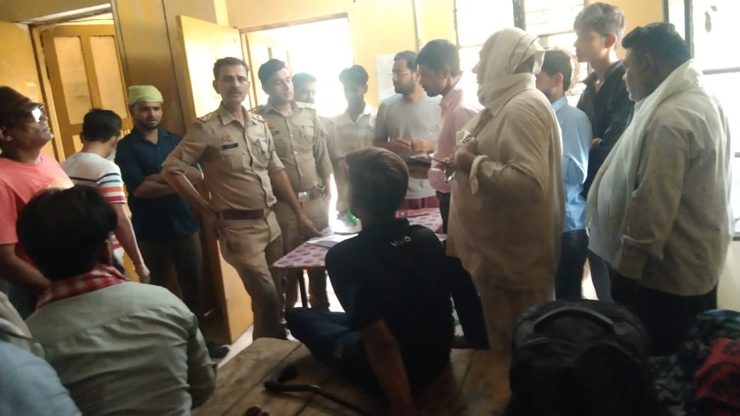बिजली समस्याओं को लेकर किया बिजलीघर का घेराव । बिजली समस्याओं को लेकर किया बिजलीघर का घेराव ।