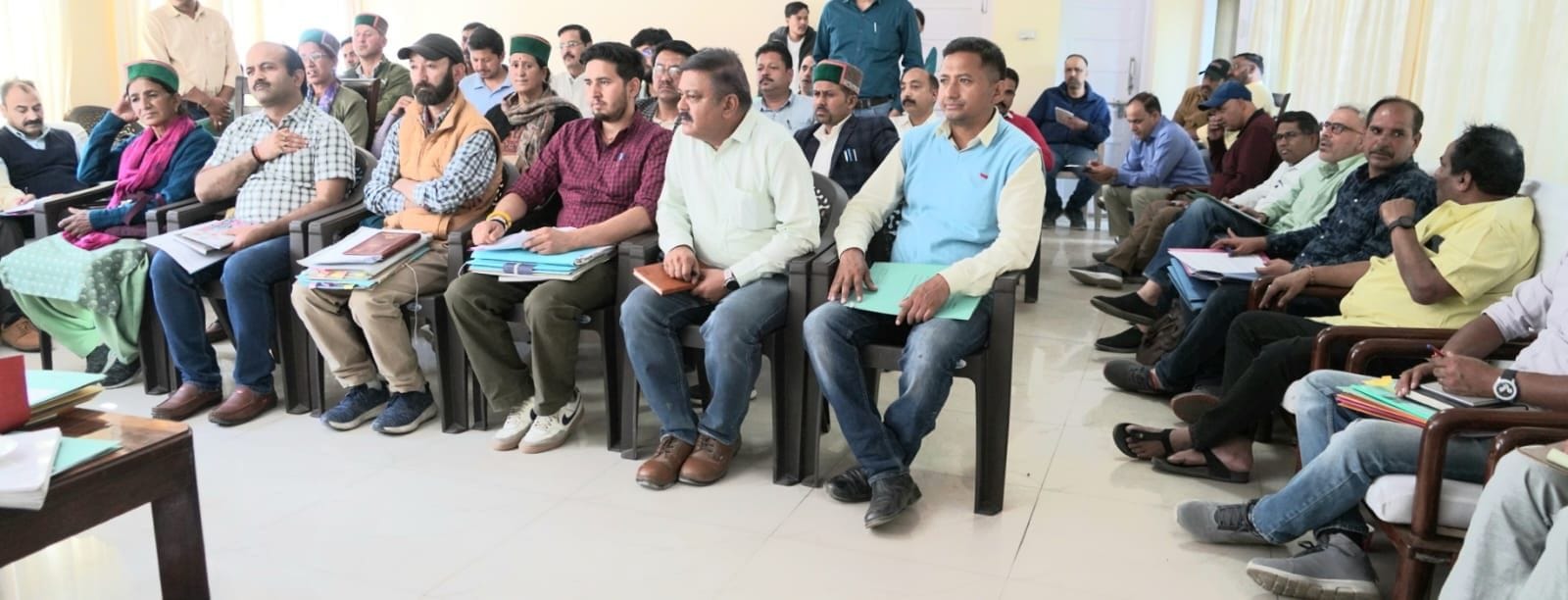 लोक निर्माण विश्राम गृह रिकांग पिओ में स्थानीय क्षेत्र विकास समिति (लाडा) की बैठक में मौजूद वि लोक निर्माण विश्राम गृह रिकांग पिओ में स्थानीय क्षेत्र विकास समिति (लाडा) की बैठक में मौजूद वि