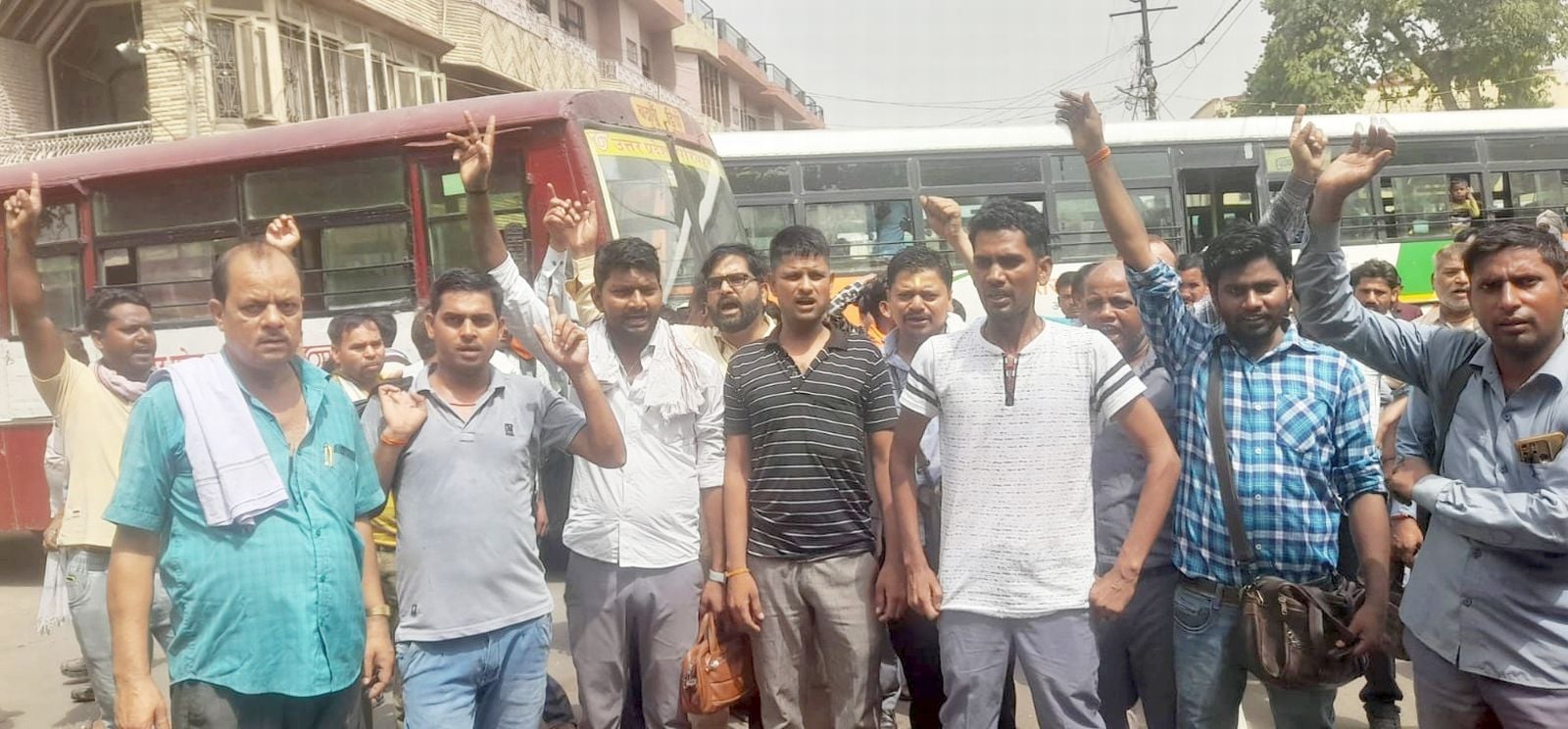 निजी वाहनों के अवैध संचालन खिलाफ प्रदर्शन से रोडवेज बस अड्डे पर लगा जाम। संवाद निजी वाहनों के अवैध संचालन खिलाफ प्रदर्शन से रोडवेज बस अड्डे पर लगा जाम। संवाद