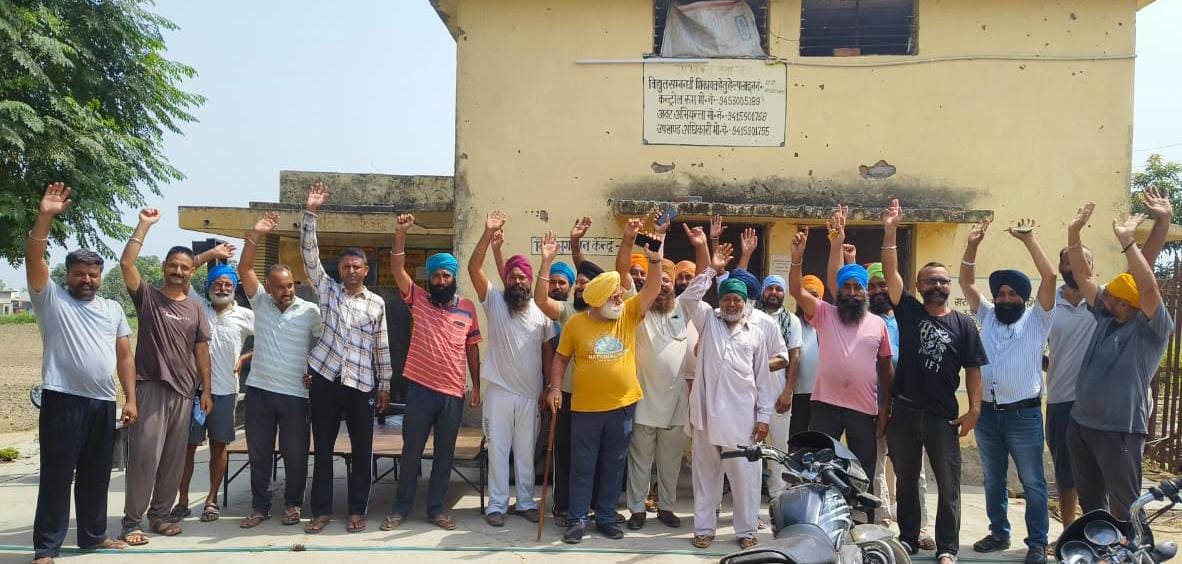 सकरिया फीडर पर विघुत विभाग के खिलाफ प्रदर्शन करते ग्रामीण। संवाद सकरिया फीडर पर विघुत विभाग के खिलाफ प्रदर्शन करते ग्रामीण। संवाद