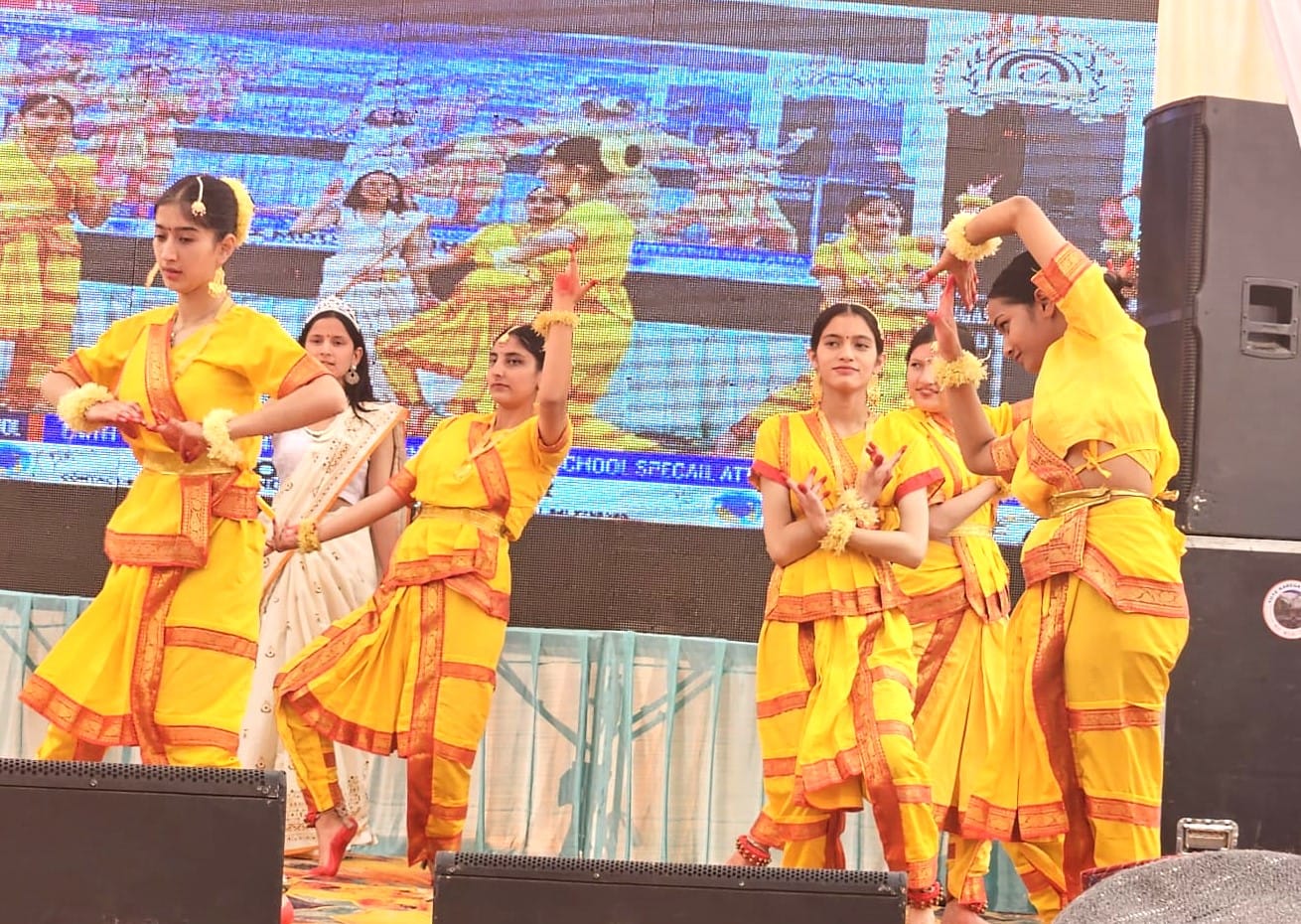 वार्षिक समारोह में रंगारंग प्रस्तुति देते कंपीटिश्न जोन रोहडू के छात्र छात्राएं वार्षिक समारोह में रंगारंग प्रस्तुति देते कंपीटिश्न जोन रोहडू के छात्र छात्राएं