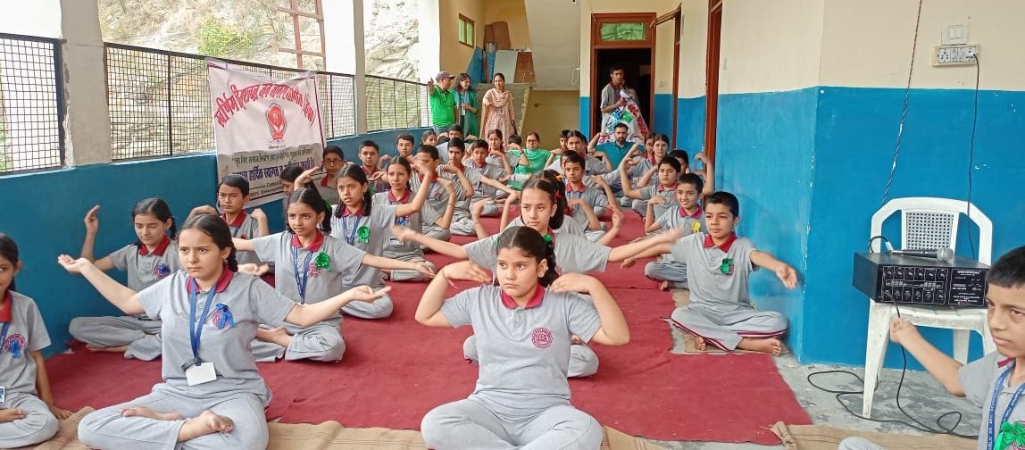 आयुवैदिक विभाग की ओर से  रामपुर पद पैलेस में आयोजित योगा दिवस पर योग करते अधिकारी और कर्मचारी