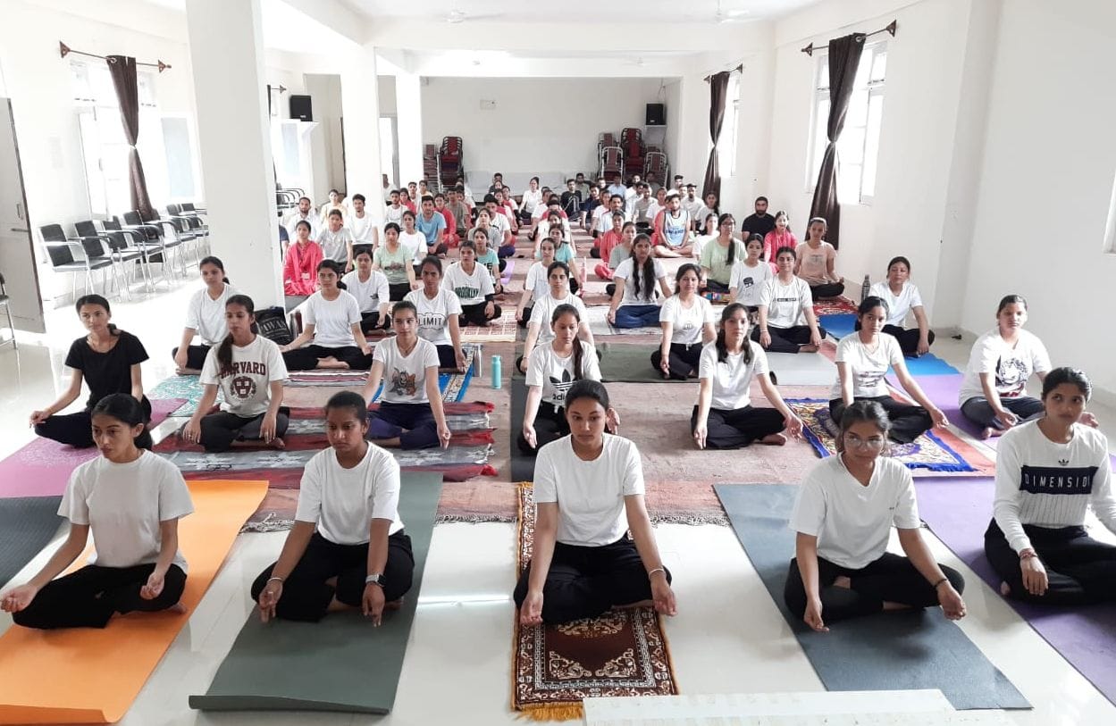 आयुवैदिक विभाग की ओर से  रामपुर पद पैलेस में आयोजित योगा दिवस पर योग करते अधिकारी और कर्मचारी