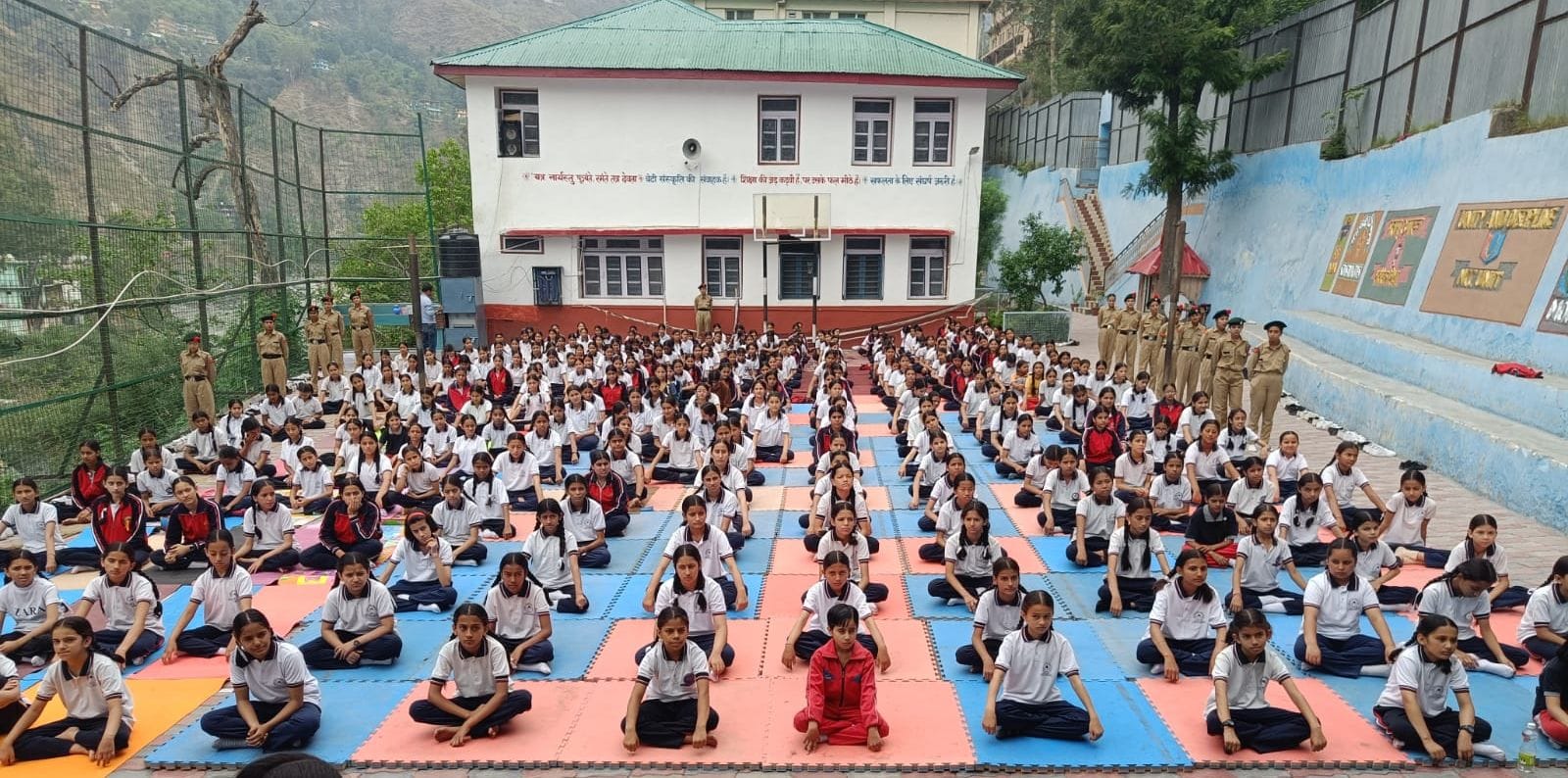 आयुवैदिक विभाग की ओर से  रामपुर पद पैलेस में आयोजित योगा दिवस पर योग करते अधिकारी और कर्मचारी