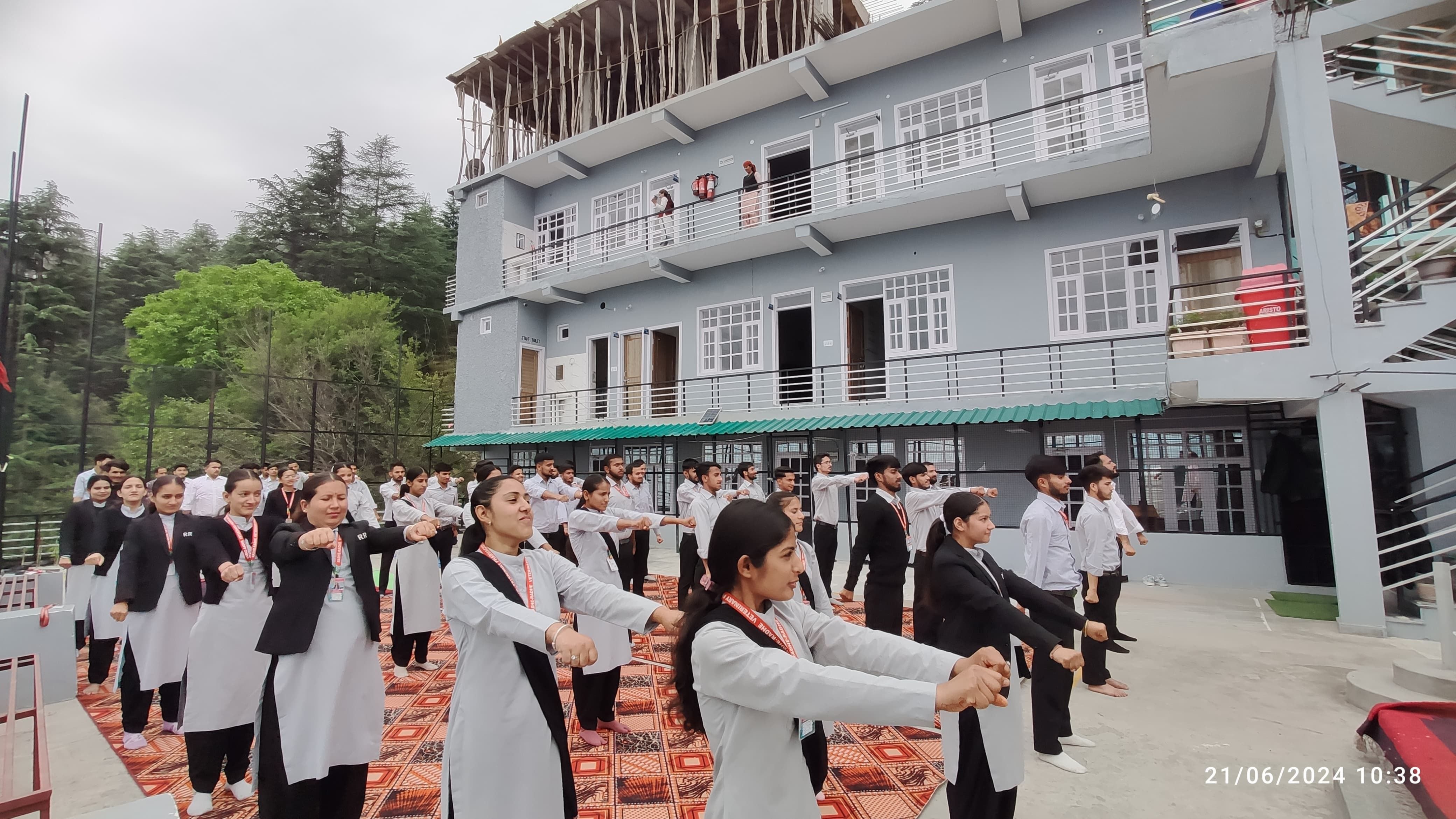 अंतर्राष्ट्रीय योग दिवस पर आनी के मेला मैदान में आयोजित योगा दिवस पर योग करते विभिन्न विभागों अंतर्राष्ट्रीय योग दिवस पर आनी के मेला मैदान में आयोजित योगा दिवस पर योग करते विभिन्न विभागों