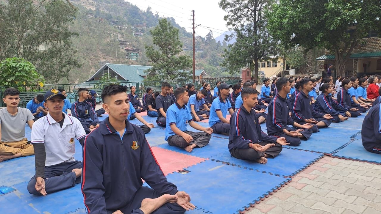 अंतर्राष्ट्रीय योग दिवस पर आनी के मेला मैदान में आयोजित योगा दिवस पर योग करते विभिन्न विभागों अंतर्राष्ट्रीय योग दिवस पर आनी के मेला मैदान में आयोजित योगा दिवस पर योग करते विभिन्न विभागों
