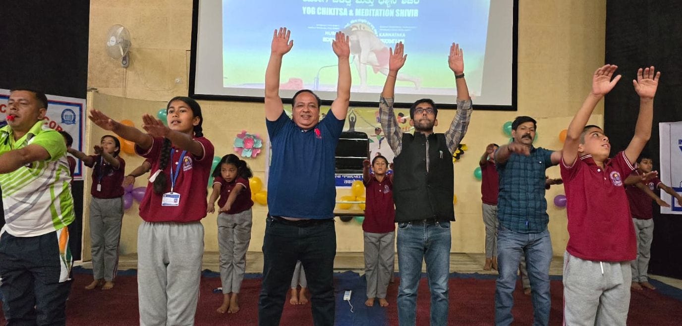अंतर्राष्ट्रीय योग दिवस पर आनी के मेला मैदान में आयोजित योगा दिवस पर योग करते विभिन्न विभागों अंतर्राष्ट्रीय योग दिवस पर आनी के मेला मैदान में आयोजित योगा दिवस पर योग करते विभिन्न विभागों