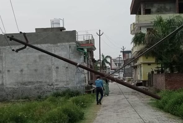 डीसी मार्ग पर बिजली के तारों में फंसा आंधी में टूटा पेड़। संवाद डीसी मार्ग पर बिजली के तारों में फंसा आंधी में टूटा पेड़। संवाद