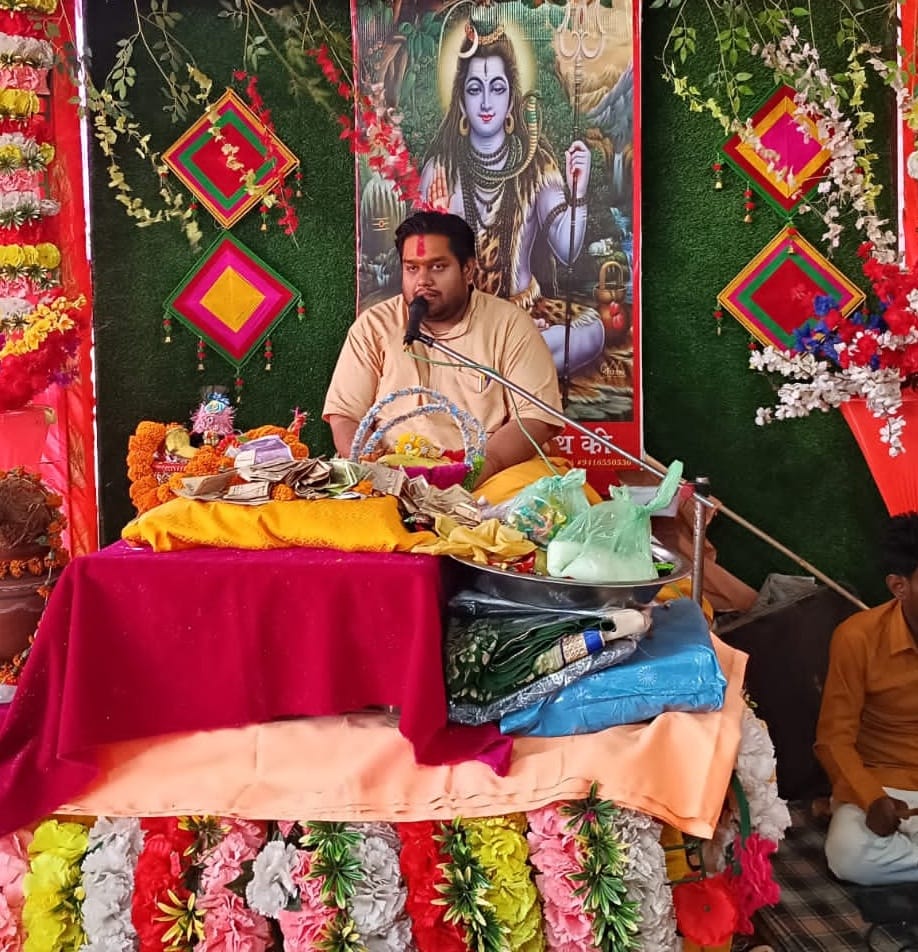 फोटो संख्या:60- कनीना के बाबा मोलड़नाथ मंदिर में आयोजित श्रीमद्भागवत कथा में प्रवचन सुनती महिला फोटो संख्या:60- कनीना के बाबा मोलड़नाथ मंदिर में आयोजित श्रीमद्भागवत कथा में प्रवचन सुनती महिला