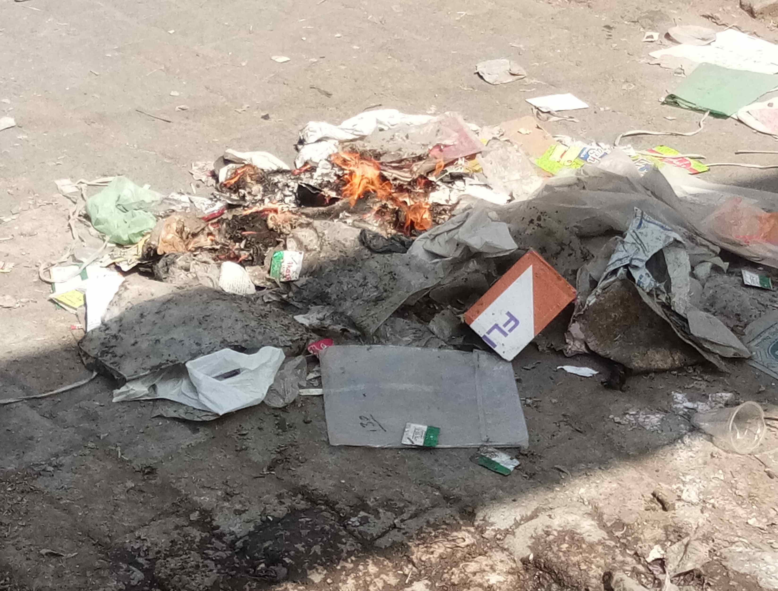 फोटो संख्या:63- 12:39 बजे वन मंडल कार्यालय के बाहर कूड़े के ढेर उठता धूआं व खराब हुई स्लोगन लि फोटो संख्या:63- 12:39 बजे वन मंडल कार्यालय के बाहर कूड़े के ढेर उठता धूआं व खराब हुई स्लोगन लि