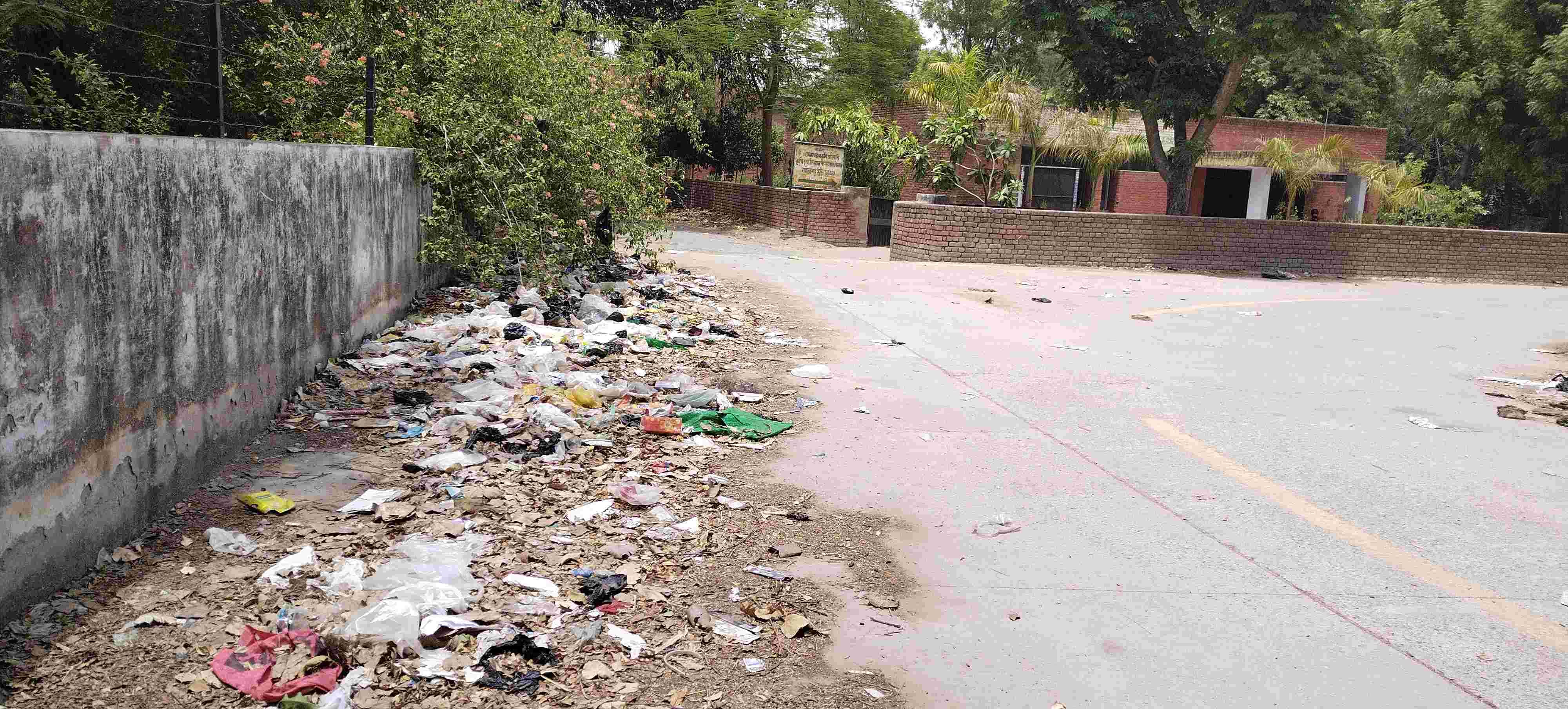फोटो संख्या:63- 12:39 बजे वन मंडल कार्यालय के बाहर कूड़े के ढेर उठता धूआं व खराब हुई स्लोगन लि फोटो संख्या:63- 12:39 बजे वन मंडल कार्यालय के बाहर कूड़े के ढेर उठता धूआं व खराब हुई स्लोगन लि