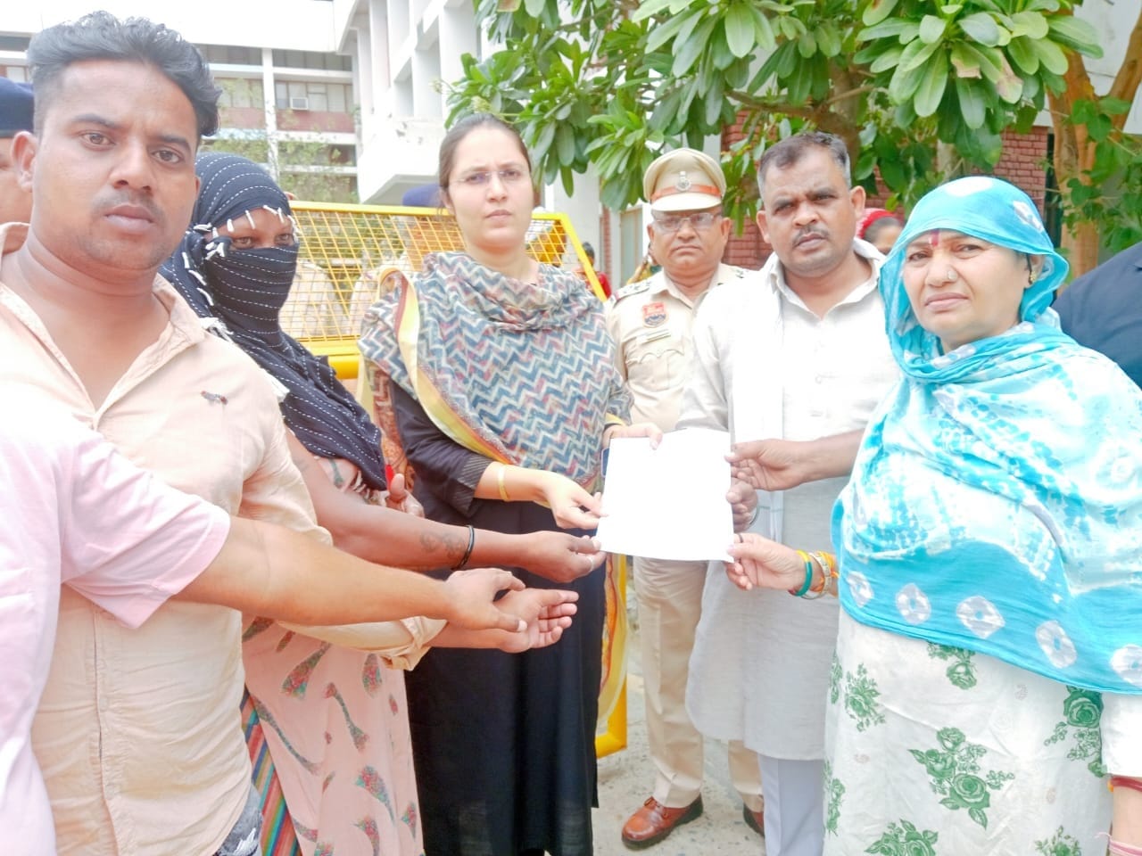 झज्जर लघु सचिवालय परिसर में नगर पालिका कर्मचारी संघ हरियाणा के पदाधिकारी अपनी मागों को लेकर अ झज्जर लघु सचिवालय परिसर में नगर पालिका कर्मचारी संघ हरियाणा के पदाधिकारी अपनी मागों को लेकर अ
