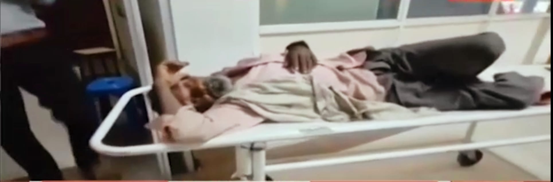 मटके का पानी पीने के बाद बिगड़ी मजदूरों की हालत