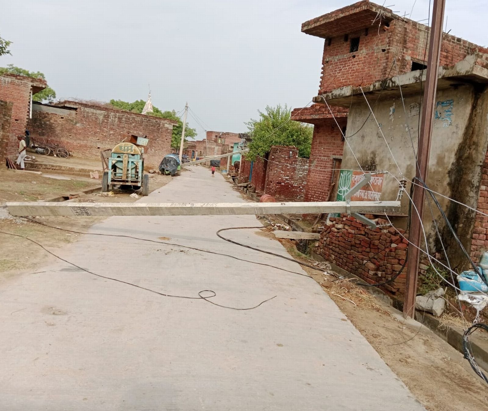 उघैती में गिरा पड़ा खंभा। संवाद उघैती में गिरा पड़ा खंभा। संवाद