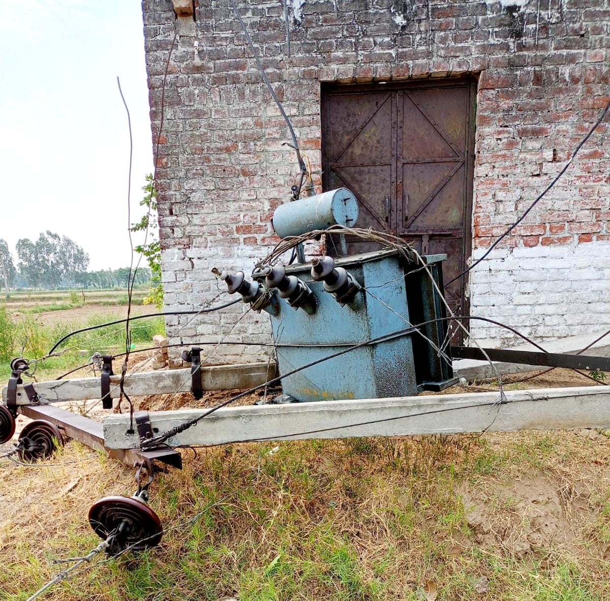 उघैती में गिरा पड़ा खंभा। संवाद उघैती में गिरा पड़ा खंभा। संवाद