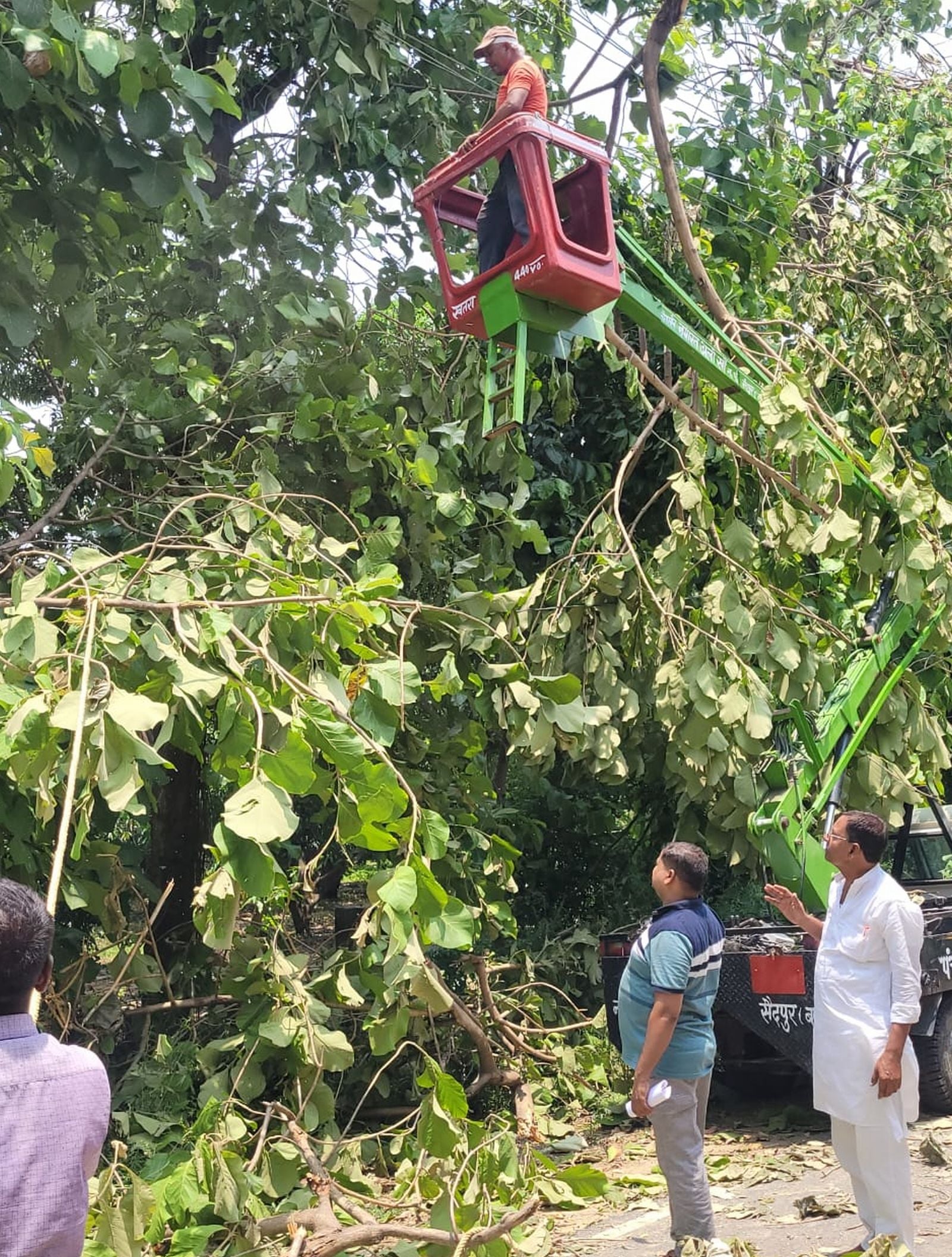 उघैती में गिरा पड़ा खंभा। संवाद उघैती में गिरा पड़ा खंभा। संवाद