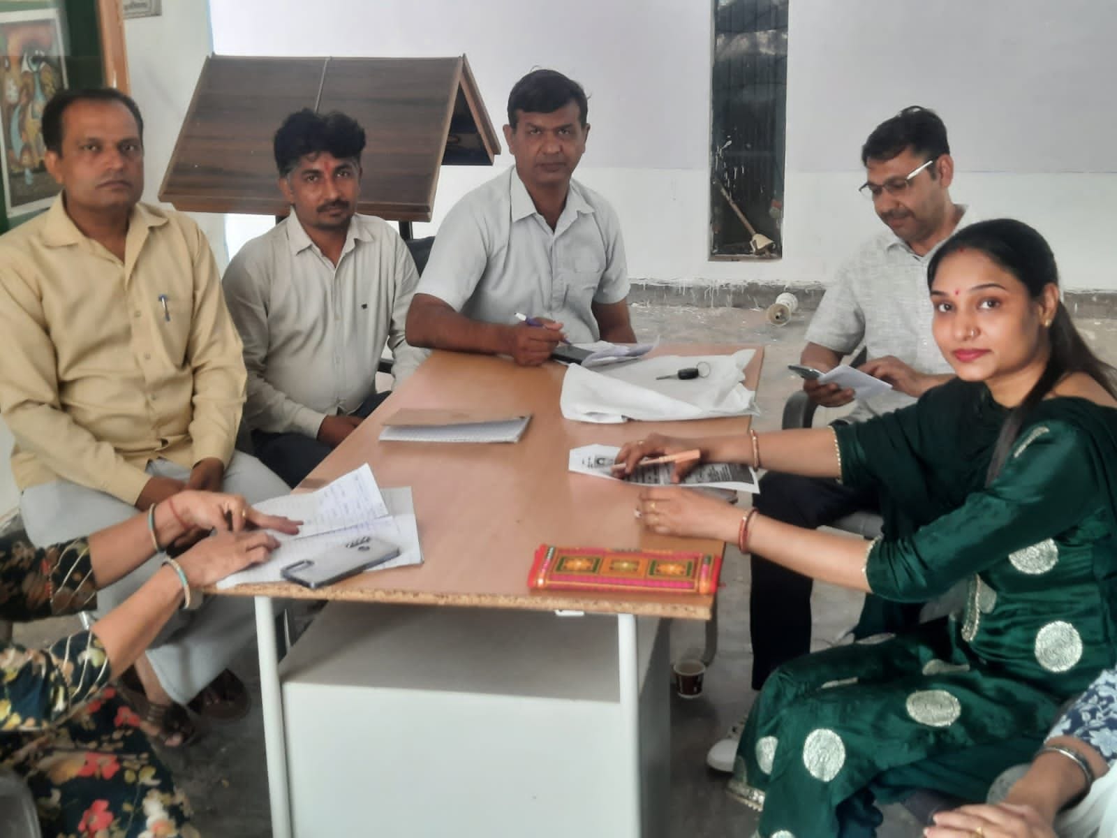 21जेएनडी07 : डिफेंस कॉलोनी के सरकारी स्कूल में लगे पीपीपी वेरिफिकेशन कैंप में वेरिफिकेशन करते क