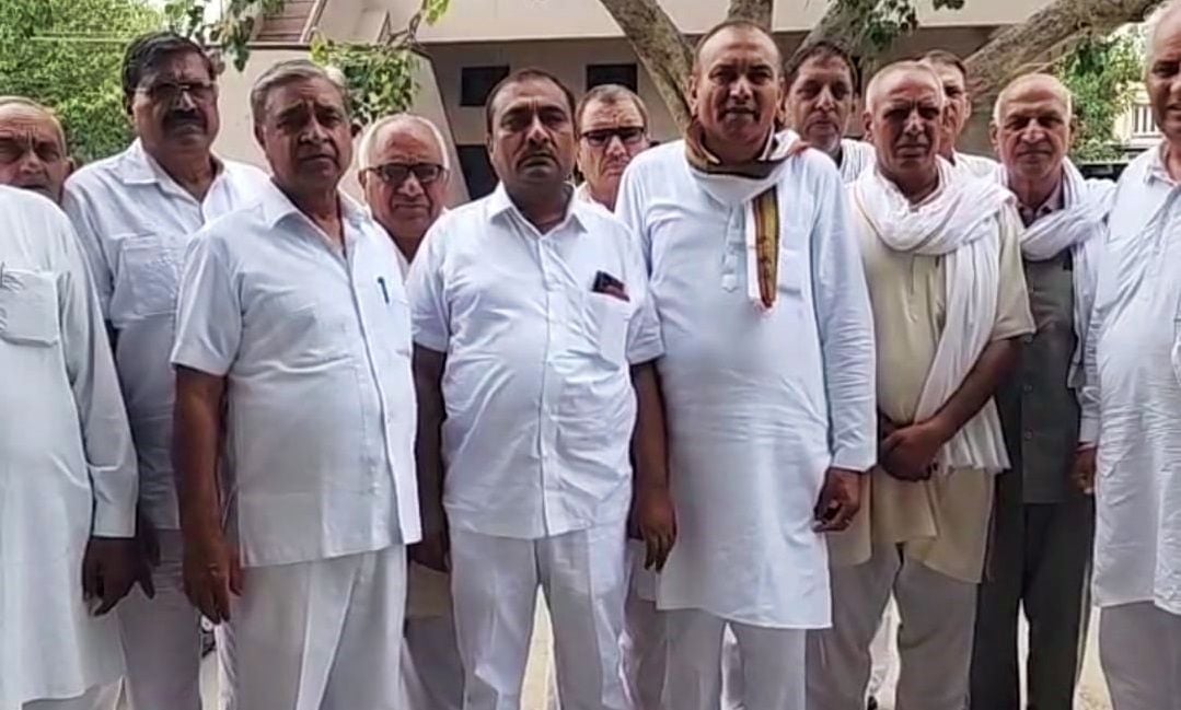 21जेएनडी12-मीटिंग के दौरान मंडी एसोसिएशन कार्यालय में मौजूद सभी मंडी प्रधान। संवाद 21जेएनडी12-मीटिंग के दौरान मंडी एसोसिएशन कार्यालय में मौजूद सभी मंडी प्रधान। संवाद