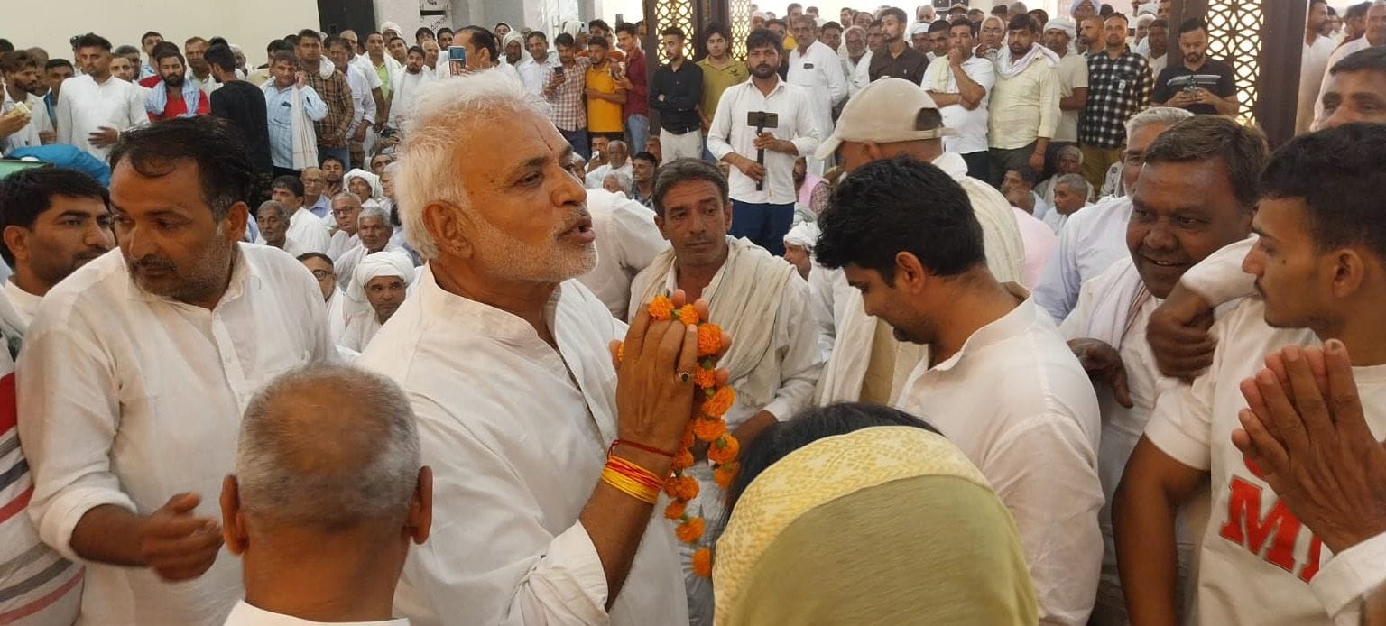 21जेएनडी22 : कार्यकर्ता बैठक में पहुंचने के बाद लोगों का अभिवादन स्वीकार करते सांसद जयप्रकाश। स 21जेएनडी22 : कार्यकर्ता बैठक में पहुंचने के बाद लोगों का अभिवादन स्वीकार करते सांसद जयप्रकाश। स