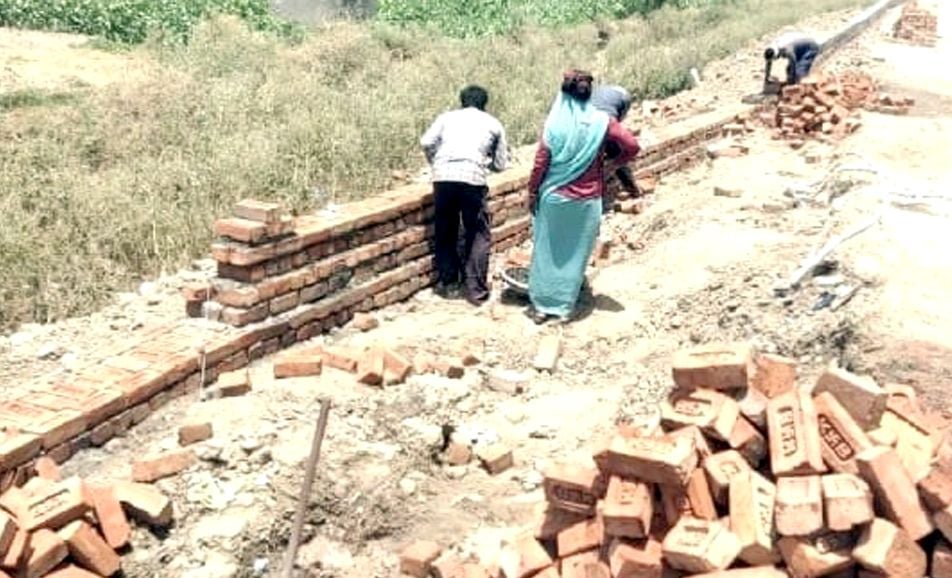 21जेएनडी32-निर्माण करते हुए मिस्त्री व मजदूर। संवाद