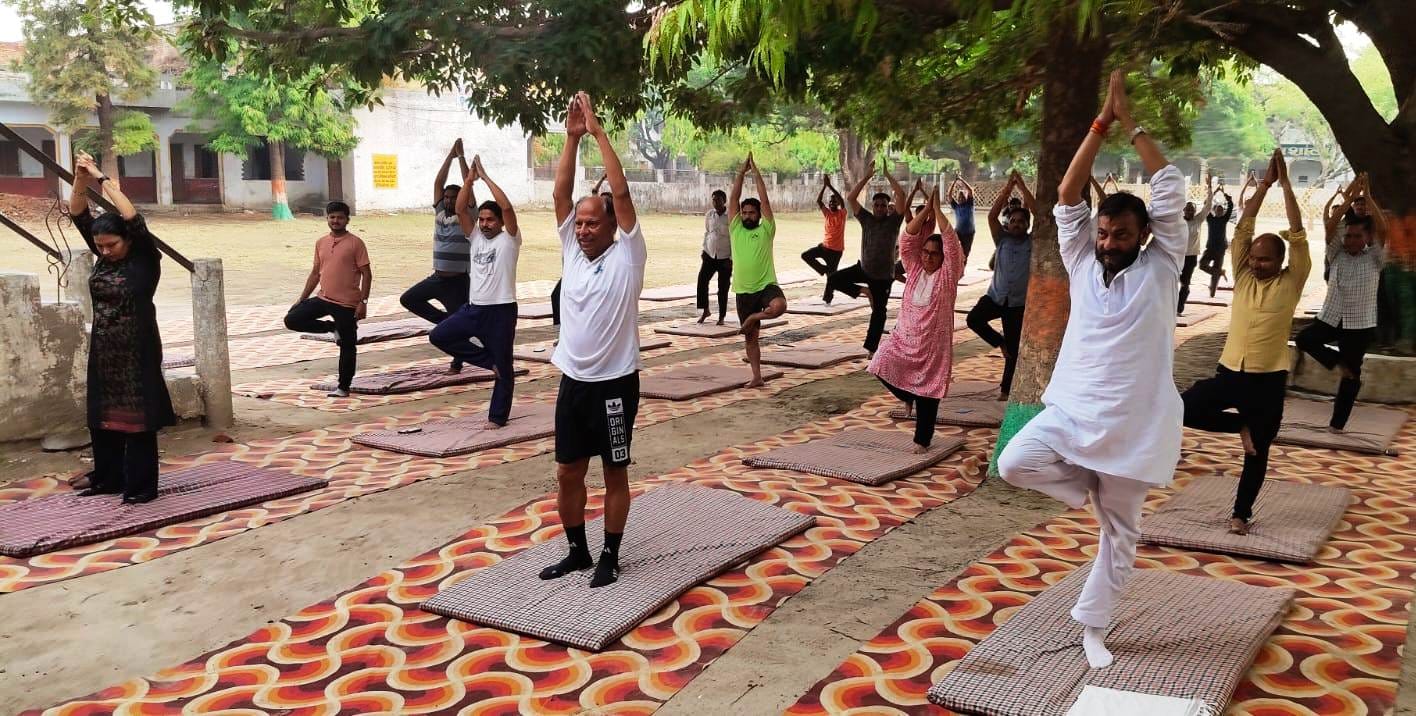 आंवला। श्रीसुभाष इंटर कॉलेज मे योग करते एसडीएम व अन्य लोग-संवाद आंवला। श्रीसुभाष इंटर कॉलेज मे योग करते एसडीएम व अन्य लोग-संवाद