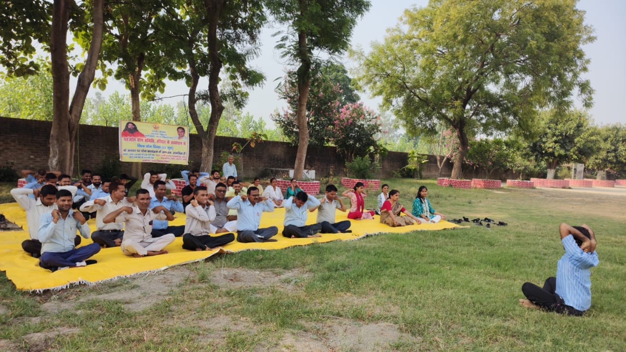 आंवला। श्रीसुभाष इंटर कॉलेज मे योग करते एसडीएम व अन्य लोग-संवाद आंवला। श्रीसुभाष इंटर कॉलेज मे योग करते एसडीएम व अन्य लोग-संवाद