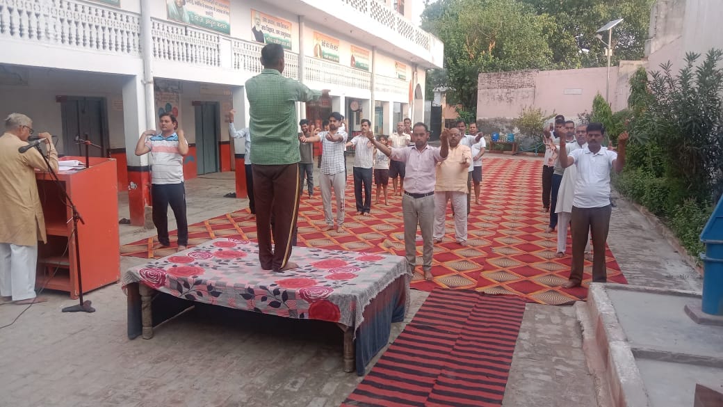आंवला। श्रीसुभाष इंटर कॉलेज मे योग करते एसडीएम व अन्य लोग-संवाद आंवला। श्रीसुभाष इंटर कॉलेज मे योग करते एसडीएम व अन्य लोग-संवाद