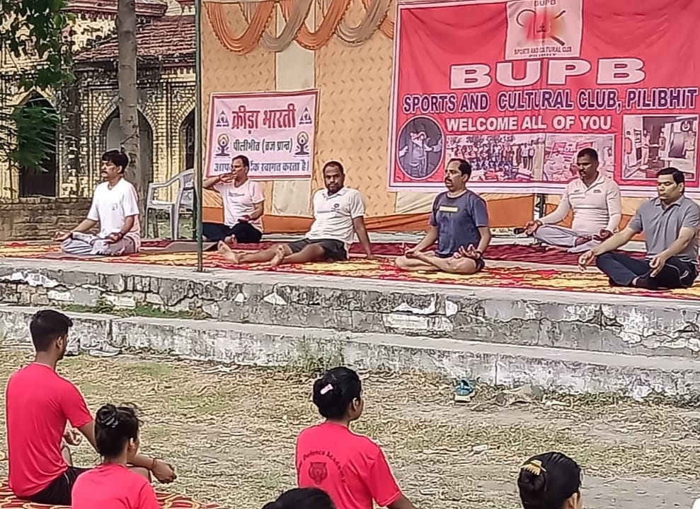 बरखेड़ा के ख्ंड विकास कार्यालय परिसर में योग करते लोग । संवाद बरखेड़ा के ख्ंड विकास कार्यालय परिसर में योग करते लोग । संवाद