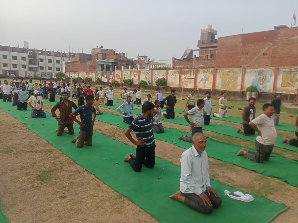 बरखेड़ा के ख्ंड विकास कार्यालय परिसर में योग करते लोग । संवाद बरखेड़ा के ख्ंड विकास कार्यालय परिसर में योग करते लोग । संवाद