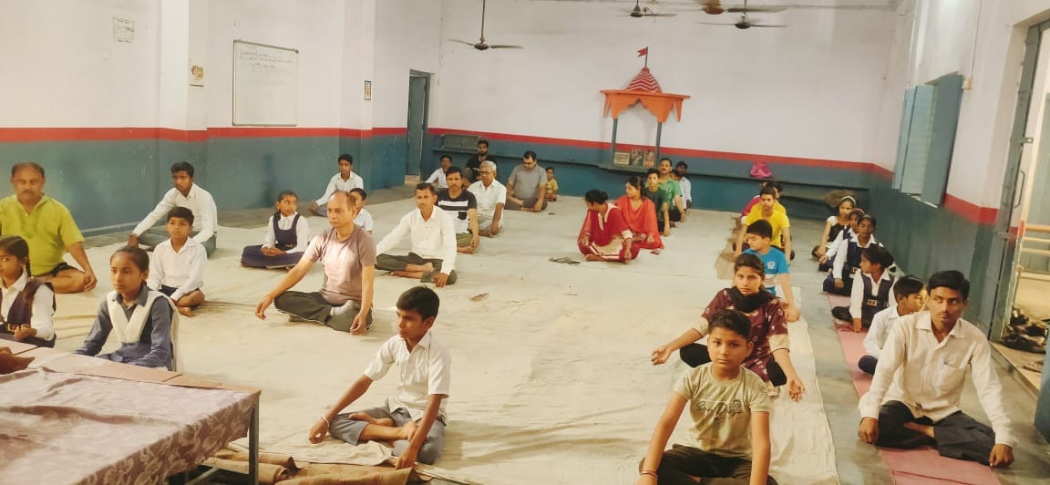 बरखेड़ा के ख्ंड विकास कार्यालय परिसर में योग करते लोग । संवाद बरखेड़ा के ख्ंड विकास कार्यालय परिसर में योग करते लोग । संवाद