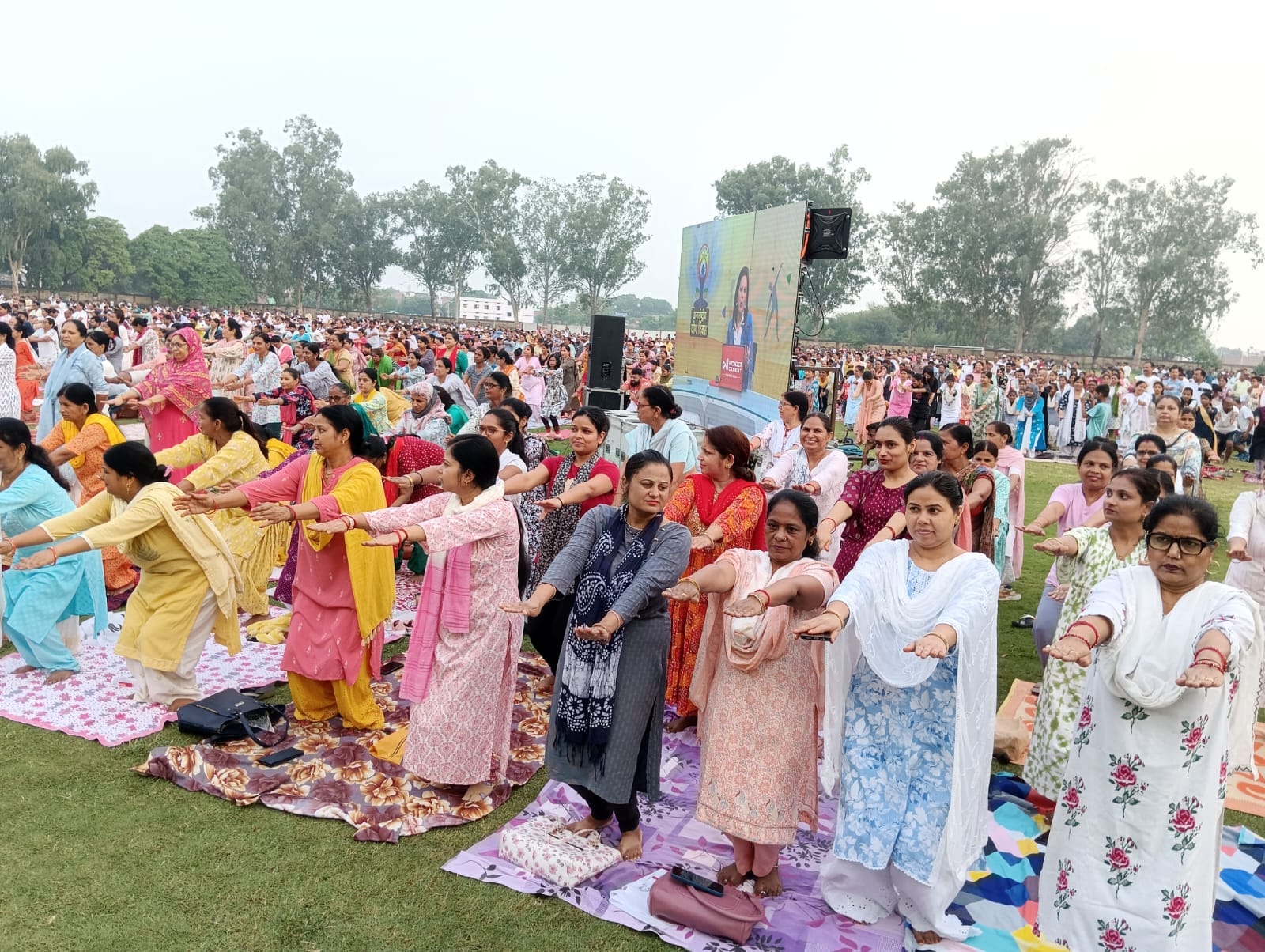 बरखेड़ा के ख्ंड विकास कार्यालय परिसर में योग करते लोग । संवाद बरखेड़ा के ख्ंड विकास कार्यालय परिसर में योग करते लोग । संवाद