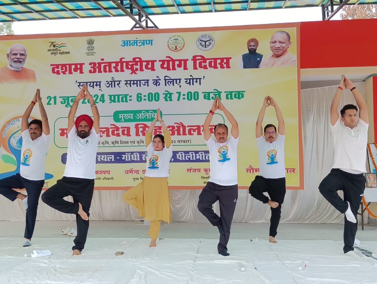 बरखेड़ा के ख्ंड विकास कार्यालय परिसर में योग करते लोग । संवाद बरखेड़ा के ख्ंड विकास कार्यालय परिसर में योग करते लोग । संवाद
