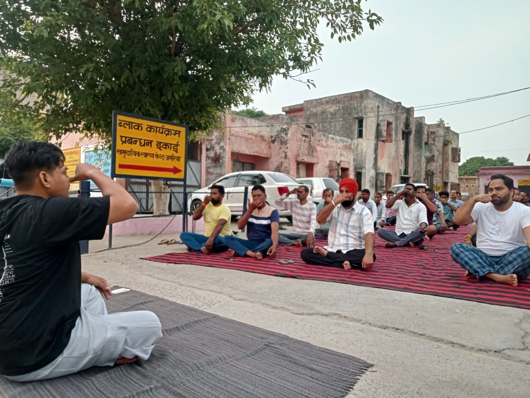 बरखेड़ा के ख्ंड विकास कार्यालय परिसर में योग करते लोग । संवाद बरखेड़ा के ख्ंड विकास कार्यालय परिसर में योग करते लोग । संवाद