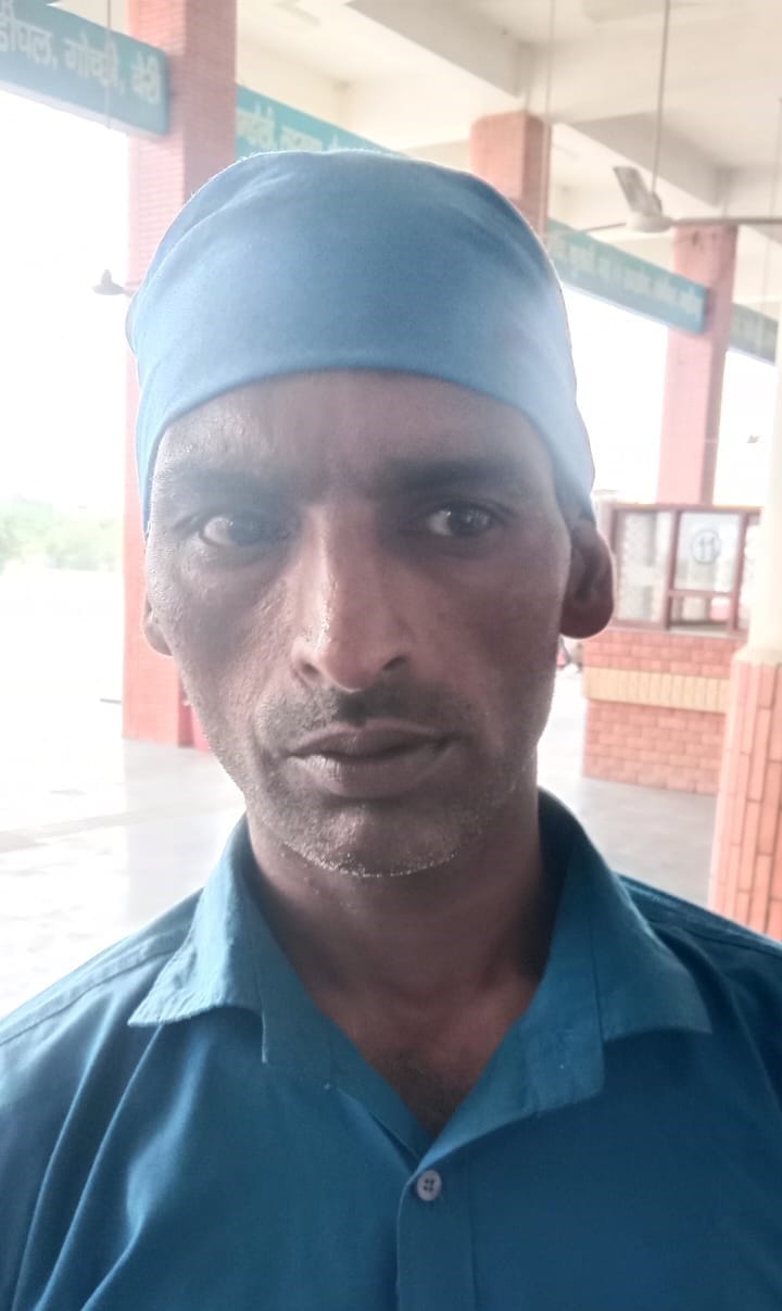 फोटो 81...रोडवेज बस अड्डे पर पानी बेचता युवक। संवाद फोटो 81...रोडवेज बस अड्डे पर पानी बेचता युवक। संवाद