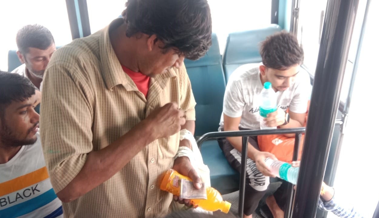 फोटो 81...रोडवेज बस अड्डे पर पानी बेचता युवक। संवाद फोटो 81...रोडवेज बस अड्डे पर पानी बेचता युवक। संवाद