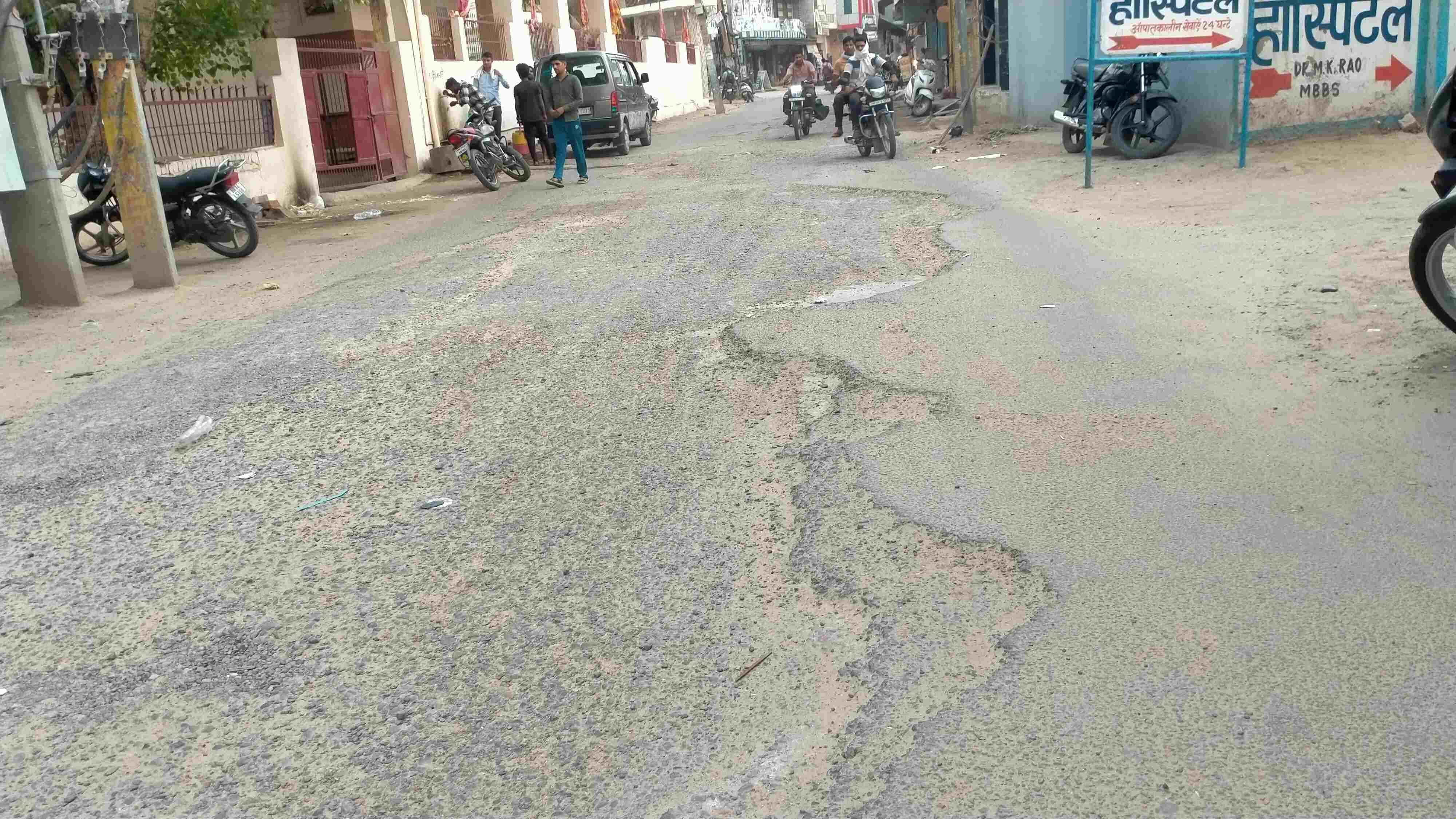 फोटो संख्या:63- गोशाला रोड के पास टूटा पड़ा सड़क मार्ग--स्रोत--संवाद फोटो संख्या:63- गोशाला रोड के पास टूटा पड़ा सड़क मार्ग--स्रोत--संवाद