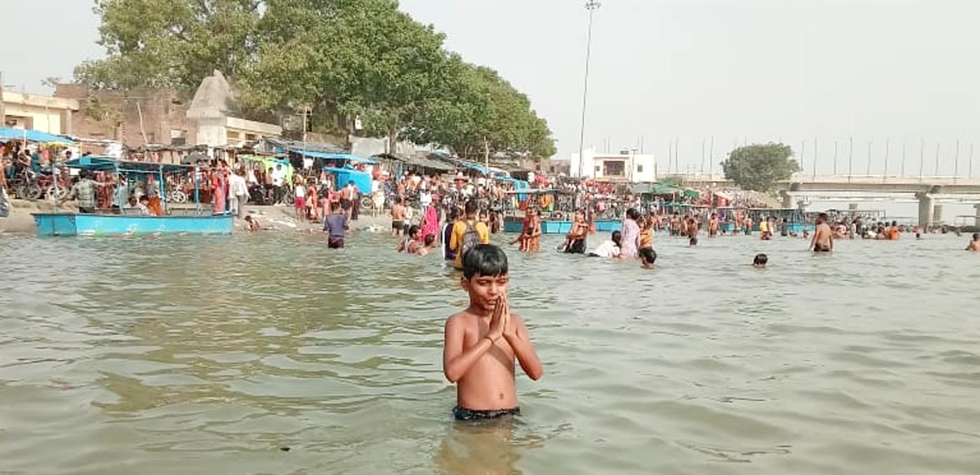 कछला में गंगा स्नान के बाद पूजन करते श्रद्धालु। संवाद