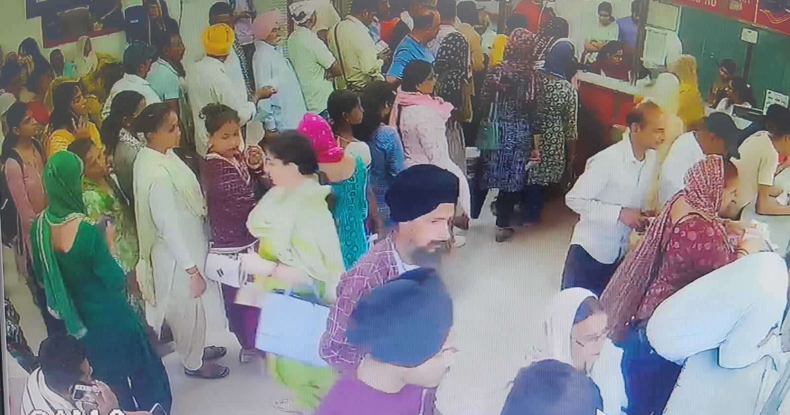 मुख्यडाक घर ऊना में आधार कार्ड बनवाने,वअपडेट करने के लिए आए लोग।संवाद मुख्यडाक घर ऊना में आधार कार्ड बनवाने,वअपडेट करने के लिए आए लोग।संवाद