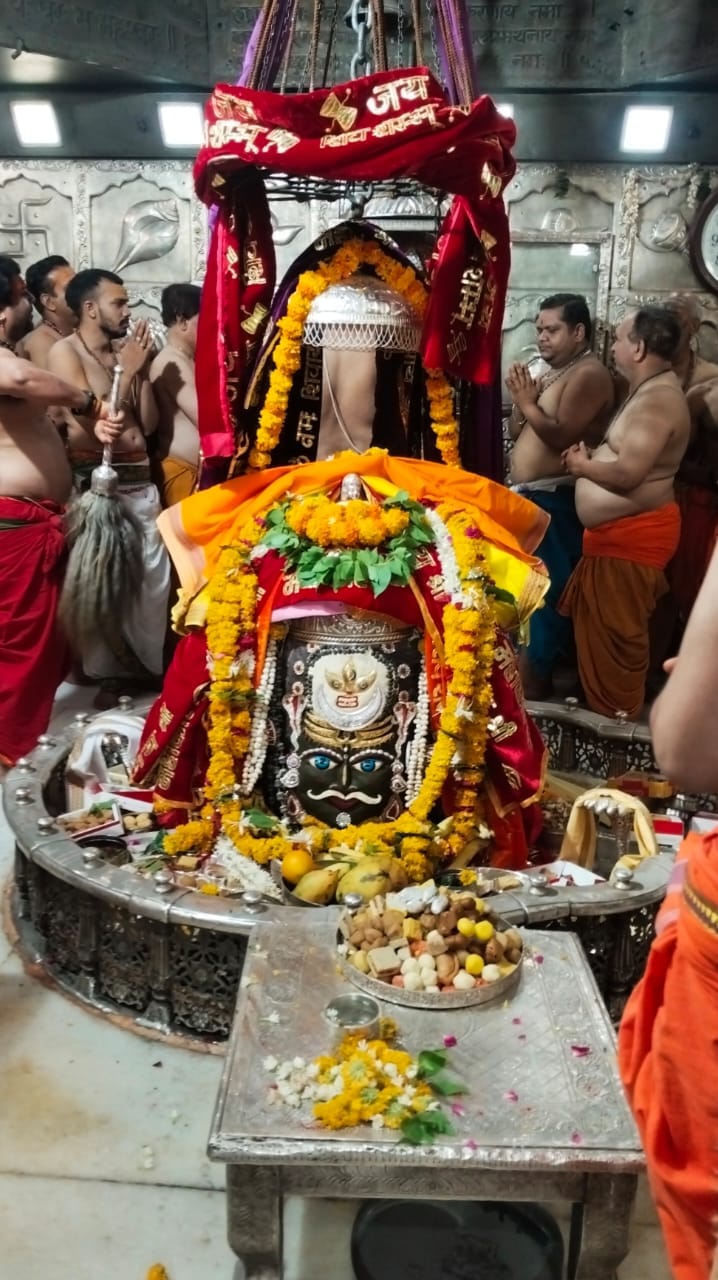 पूर्णिमा की भस्म आरती मे मावे और भांग से सजे बाबा महाकाल पूर्णिमा की भस्म आरती मे मावे और भांग से सजे बाबा महाकाल