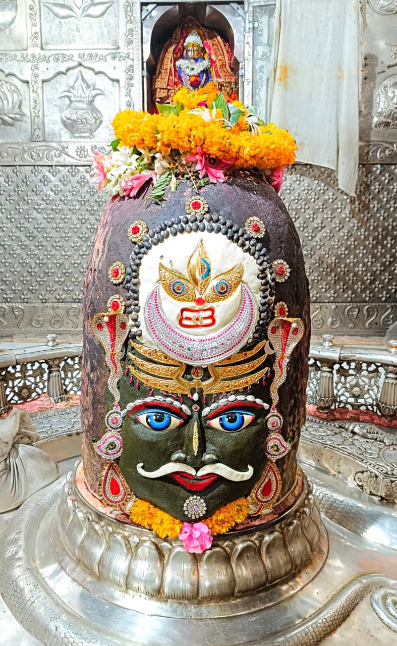 पूर्णिमा की भस्म आरती मे मावे और भांग से सजे बाबा महाकाल पूर्णिमा की भस्म आरती मे मावे और भांग से सजे बाबा महाकाल