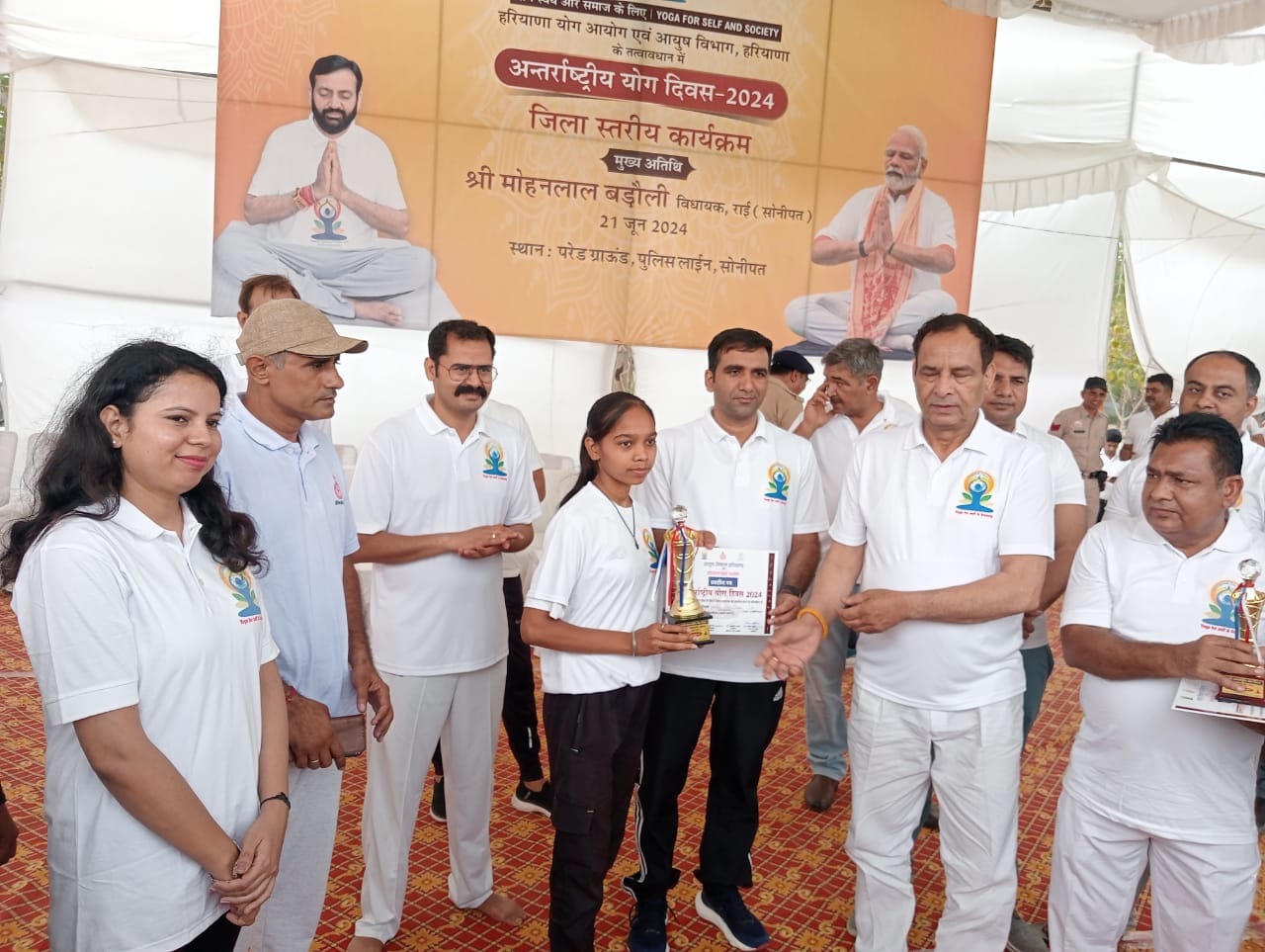 सोनीपत के पुलिस लाइन मैदान पर आयोजित जिलास्तरीय योग दिवस समारोह में योग की शानदार क्रिया दिखाते सोनीपत के पुलिस लाइन मैदान पर आयोजित जिलास्तरीय योग दिवस समारोह में योग की शानदार क्रिया दिखाते