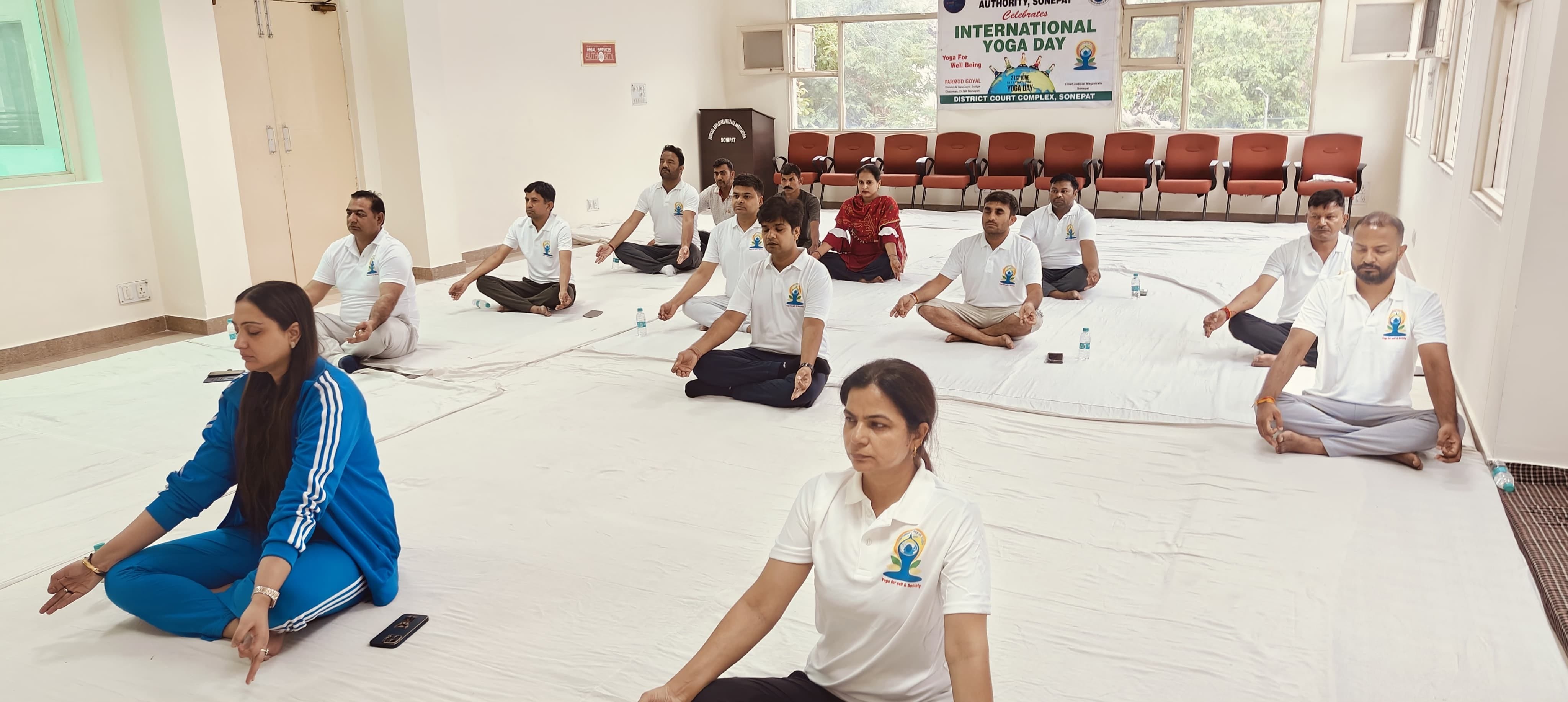 सोनीपत के पुलिस लाइन मैदान पर आयोजित जिलास्तरीय योग दिवस समारोह में योग की शानदार क्रिया दिखाते सोनीपत के पुलिस लाइन मैदान पर आयोजित जिलास्तरीय योग दिवस समारोह में योग की शानदार क्रिया दिखाते