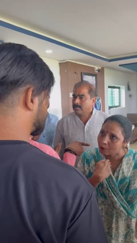 टीसी न दिए जाने की शिकायत पर स्कूल प्रबंधन से बात करने पहुंचे थे एबीवीपी के नेता, बात तो नहीं ह
