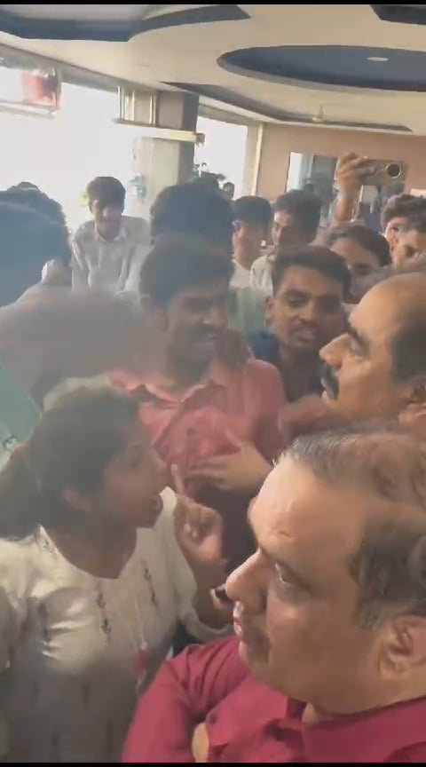 टीसी न दिए जाने की शिकायत पर स्कूल प्रबंधन से बात करने पहुंचे थे एबीवीपी के नेता, बात तो नहीं ह