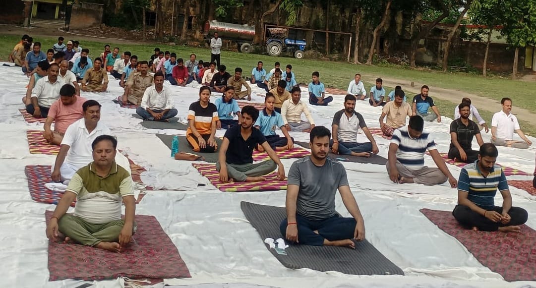 योग में लीन महिला। संवाद योग में लीन महिला। संवाद