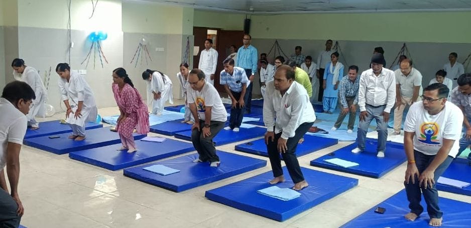 योग में लीन महिला। संवाद योग में लीन महिला। संवाद