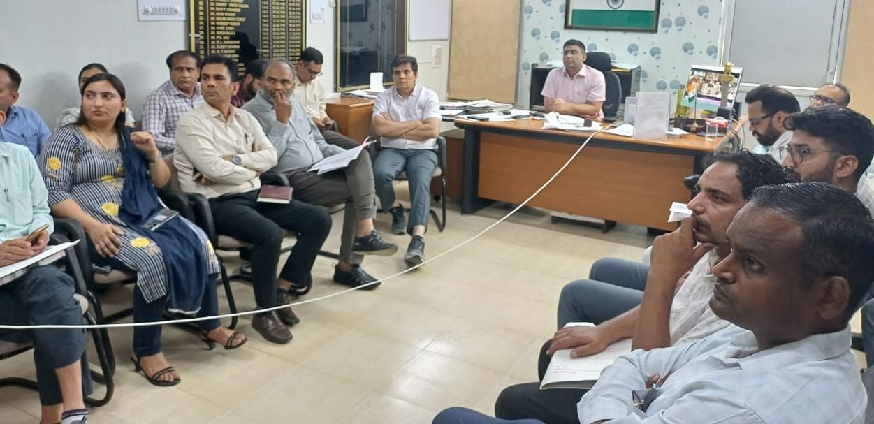22जेएनडी12 : बैठक में भाग लेते डीसी मोहम्मद इमरान रजा व अन्य अधिकारी। स्रोत प्रशासन